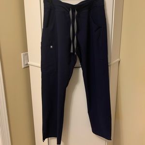 FIGS Kade Cargo Scrub Pants size Medium Petite in Navy